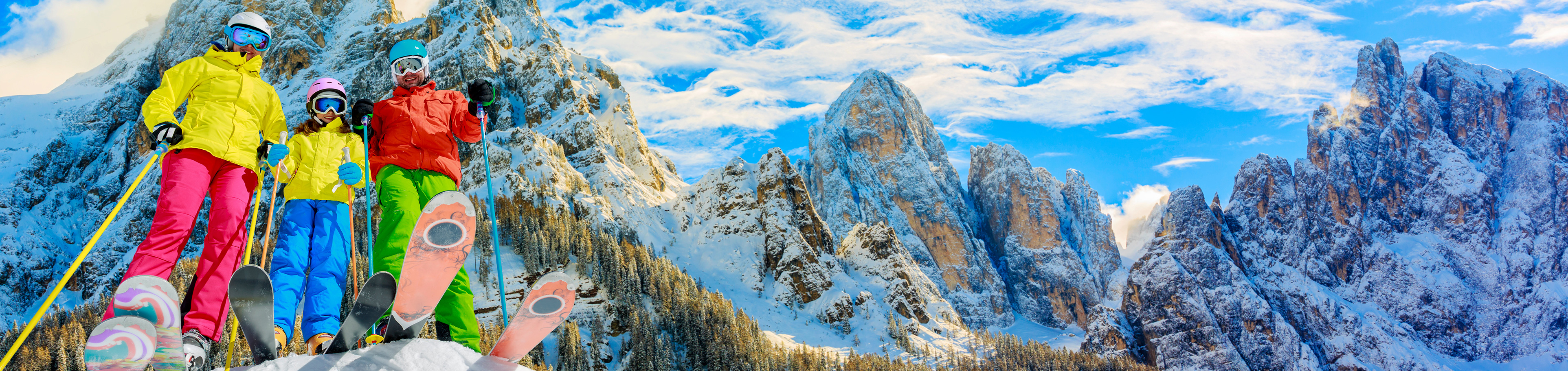 Familie mit Skiern vor Dolomiten Hintergrund 