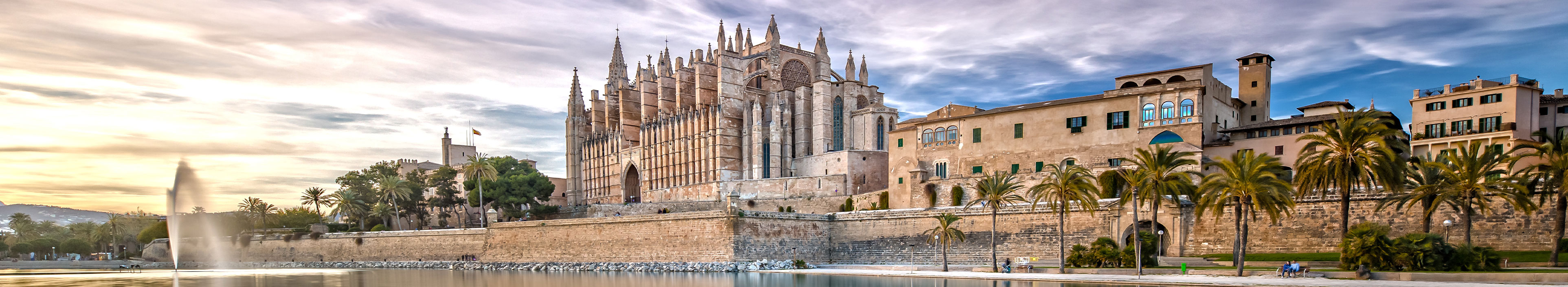 Urlaub auf Mallorca. Aussennsicht Kathedrale von Palma, die im Wasser reflektiert.
