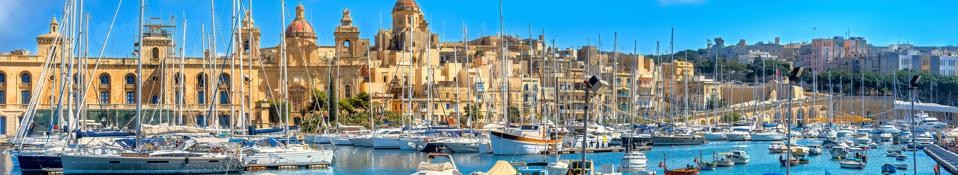 Urlaub auf Malta. Blick auf den Hafen von Valetta und Kirche im Hintergrund.