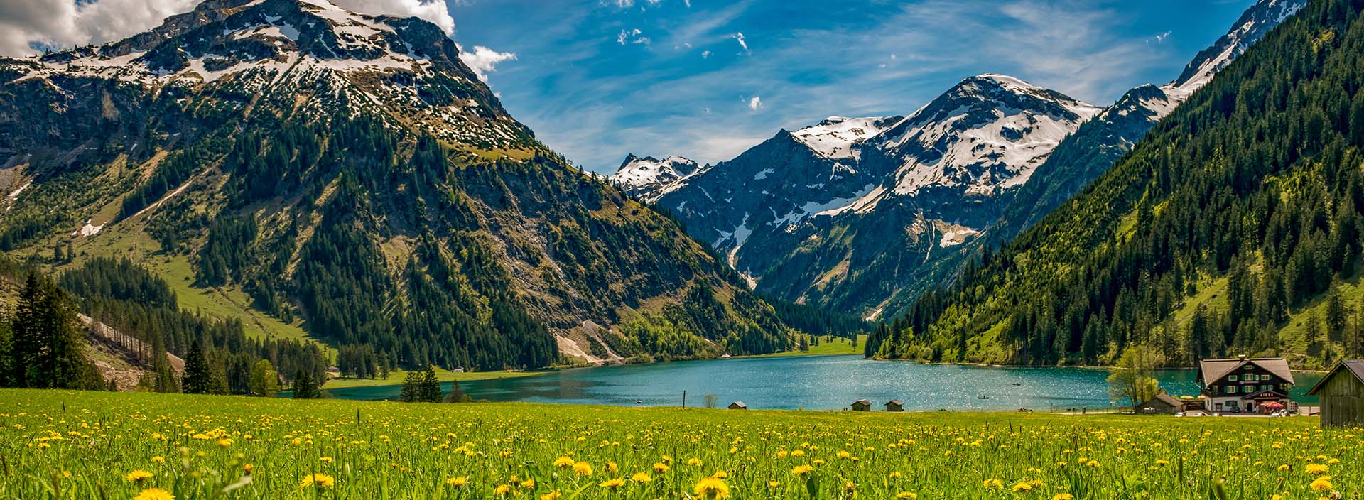 Landschaft mit Bergen und einem See in Österreich.