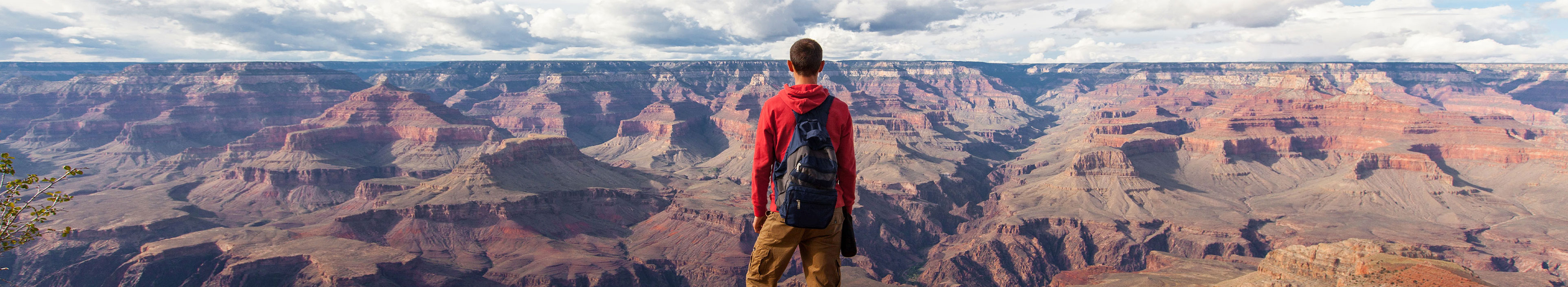 Wanderer mit Rucksack geniesst die Aussicht Grand Canyon USA