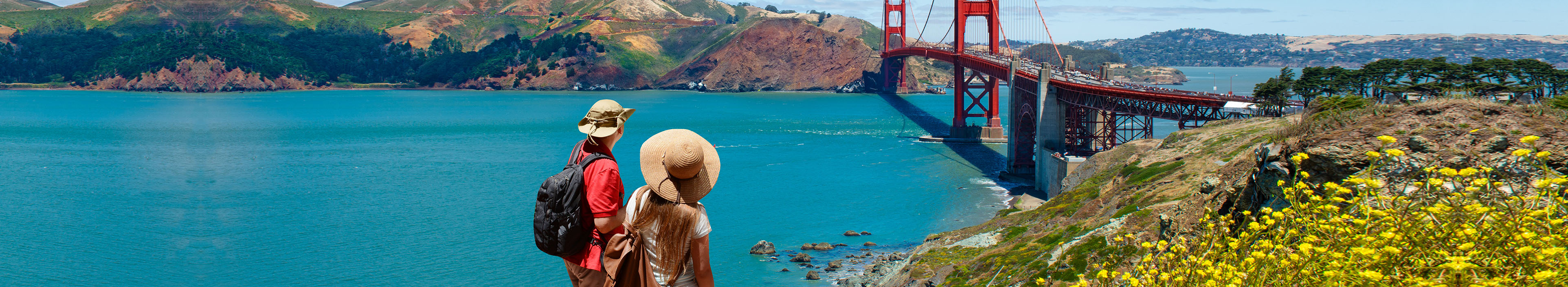 Freunde stehen auf dem Berg und blicken auf die Golden Gate Bridge, über dem Pazifischen Ozean und der Bucht von San Francisco