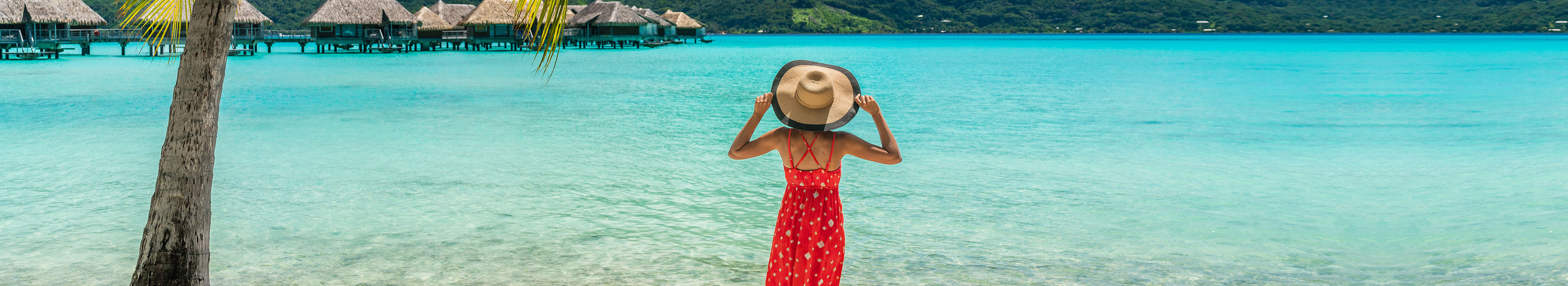 Frau auf der Insel Bora Bora am Strand