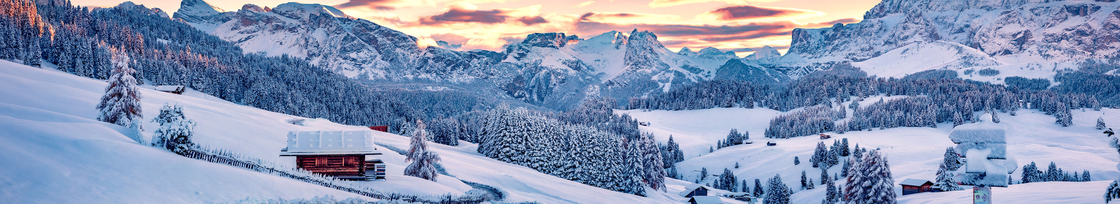Panoramablick am Morgen auf das Dorf Seiser Alm. Majestätischer Wintersonnenaufgang in den Dolomiten. 