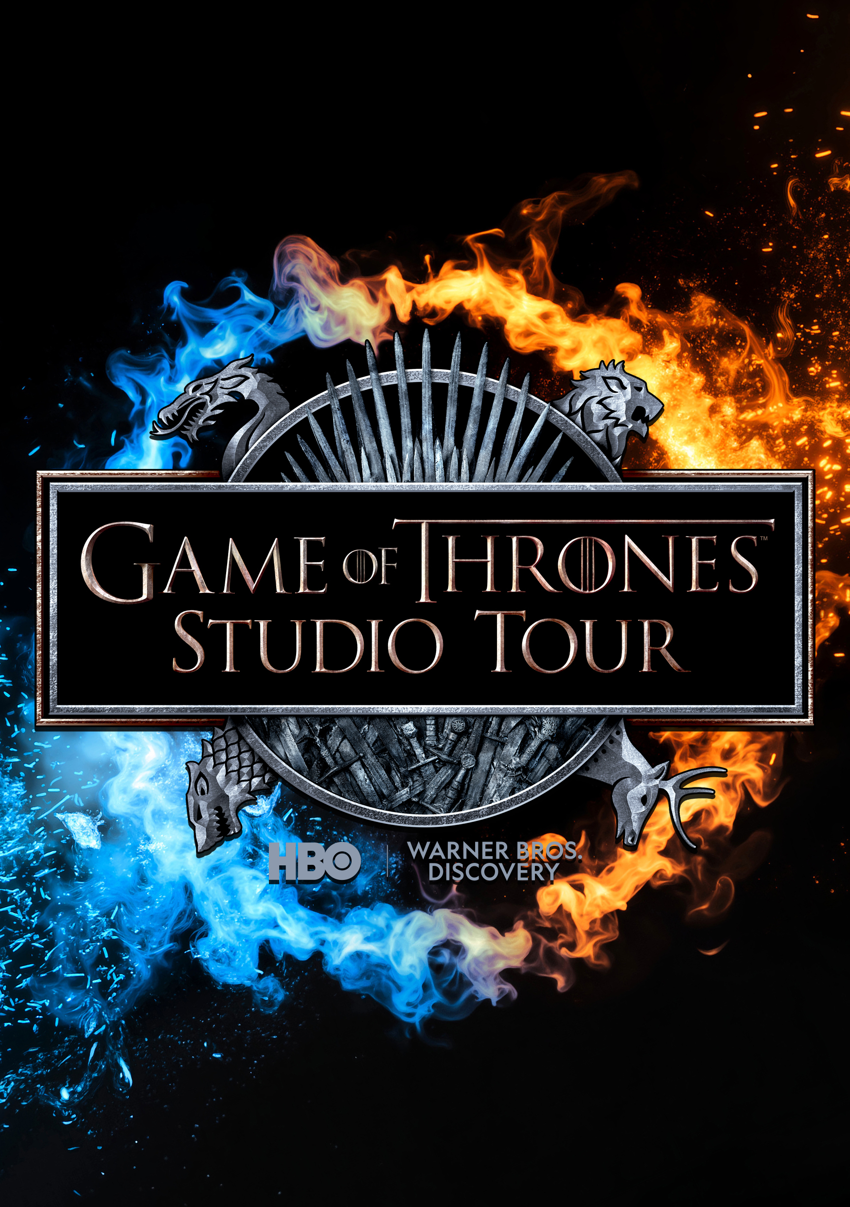 Offizielles Logo der Ausstellung vor einem tiefschwarzen Hintergrund. Im Zentrum steht ein rechteckiges Schild mit der Aufschrift „GAME OF THRONES STUDIO TOUR“. Dahinter befindet sich ein runder, eiserner Schild mit den Spitzen des Eisernen Throns sowie den Wappentieren der Serie (Drache, Löwe, Schattenwolf, Hirsch). Umrahmt wird das Logo von einer dramatischen, kreisförmigen Explosion aus blauen Eisflammen auf der linken und feurigen orangefarbenen Flammen auf der rechten Seite. Unten sind die Logos von HBO und Warner Bros. Discovery eingeblendet.