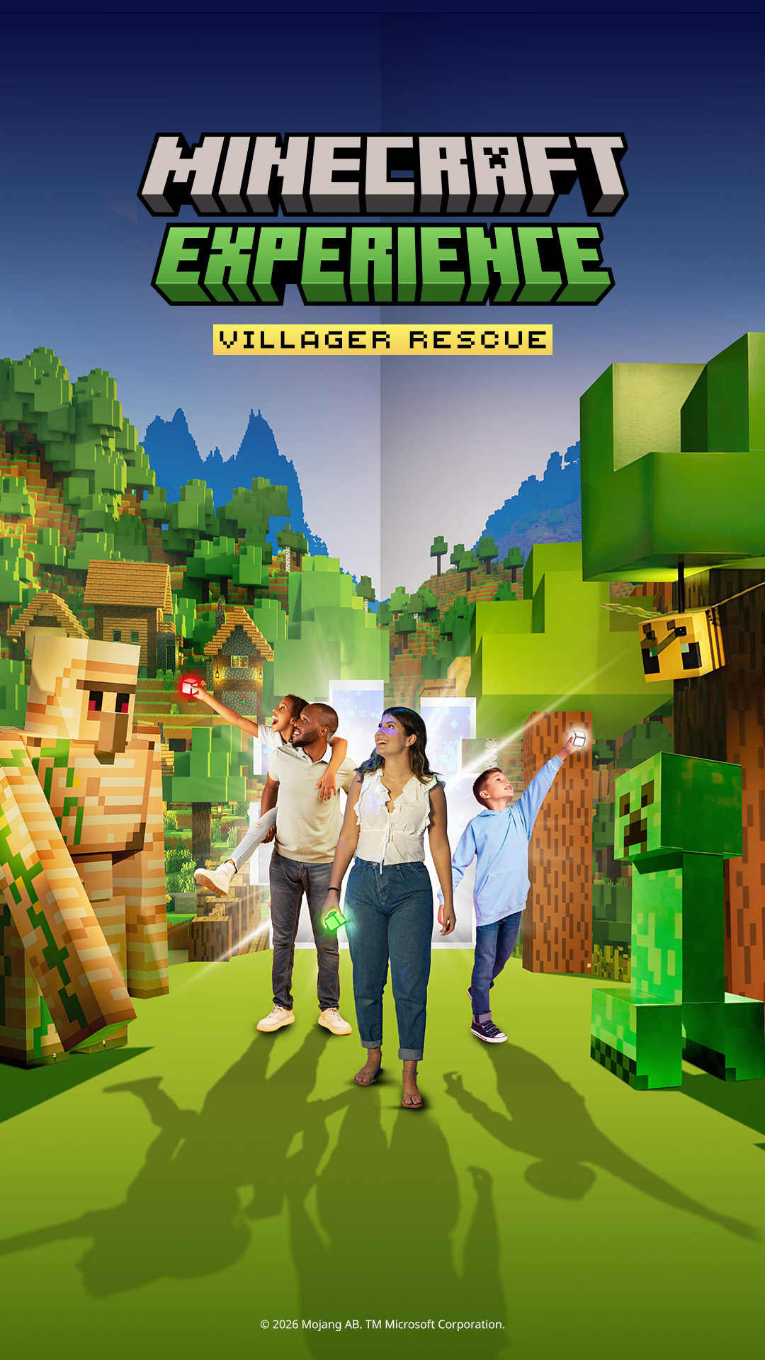 Minecraft Experience – Villager Rescue Plakat: Ankündigungsplakat für das interaktive Erlebnis „Minecraft Experience: Villager Rescue“. Im Zentrum steht eine Familie (Eltern und zwei Kinder), die in einer physischen, nachgebauten Minecraft-Welt interagiert. Sie halten leuchtende Würfel in den Händen, während um sie herum lebensgroße Figuren aus dem Spiel wie ein Eisengolem, ein Creeper und eine Biene zu sehen sind. Im Hintergrund erstreckt sich eine blockartige, grüne Pixellandschaft mit einem Dorf.