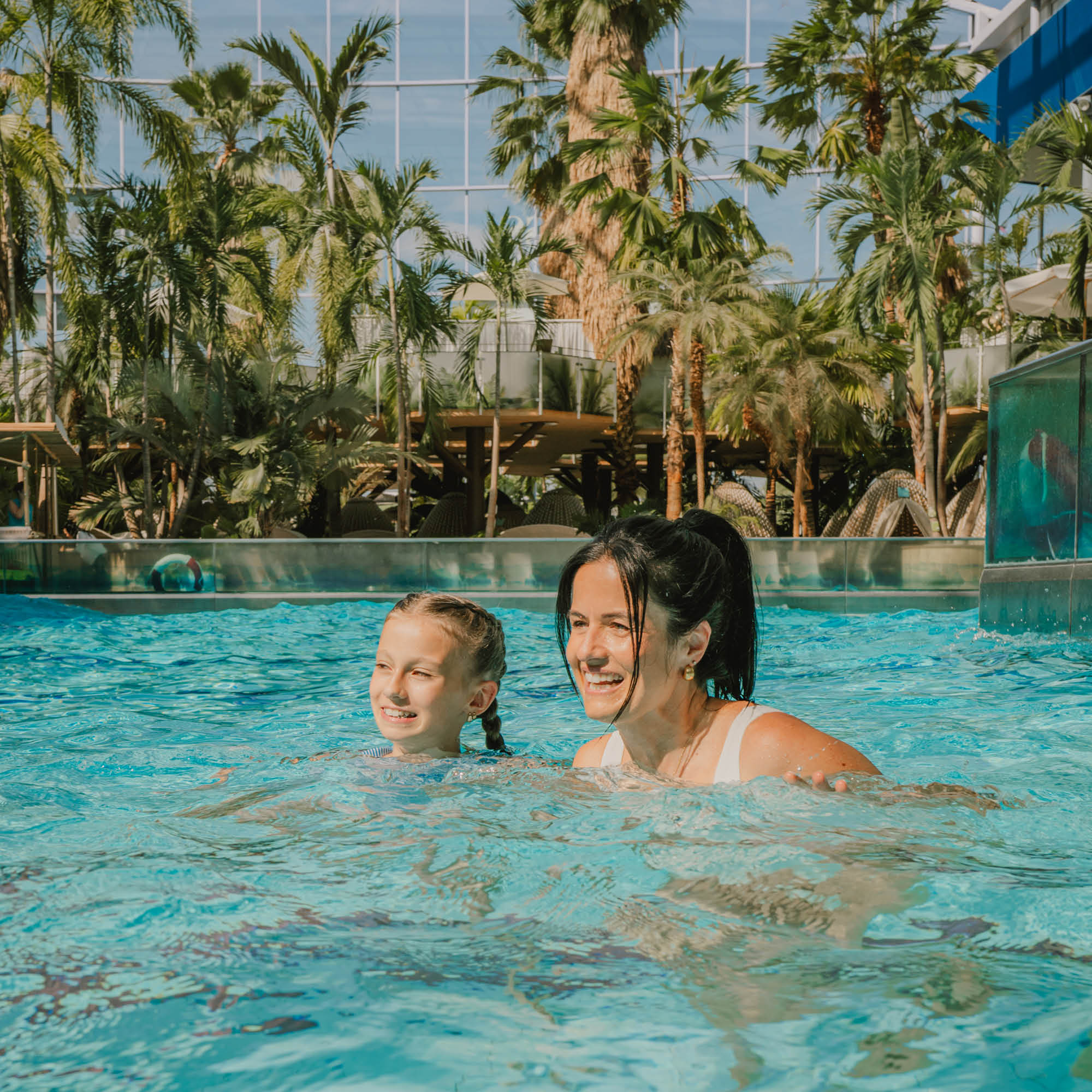Mutter und Tochter schwimmen in der Therme Erding