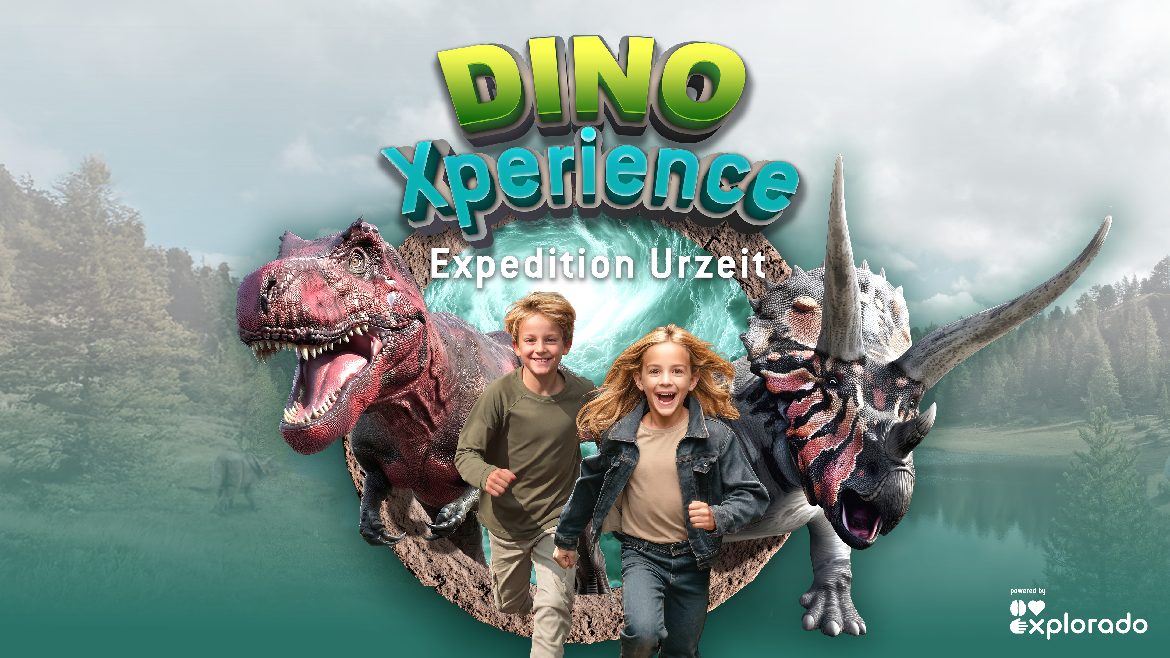„Dino Xperience – Expedition Urzeit“. Zwei Kinder rennen lachend auf den Betrachter zu, flankiert von einem realistisch dargestellten Tyrannosaurus Rex auf der linken und einem Triceratops auf der rechten Seite. Im Hintergrund ist eine bewaldete See-Landschaft angedeutet.