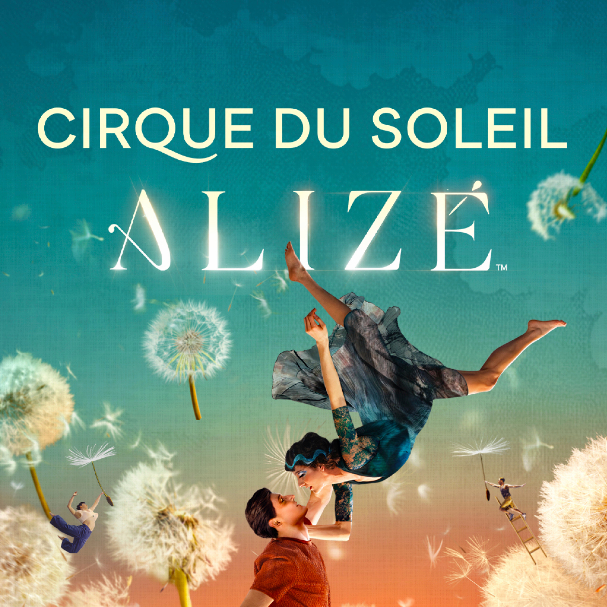 Werbebild für die Cirque du Soleil Show „ALIZÉ“. In einer traumartigen, surrealen Landschaft schweben ein Mann in Freizeitkleidung und eine Frau in einem fließenden Kleid schwerelos aufeinander zu. Sie befinden sich über einer grünen Wiese mit übergroßen, weißen Pusteblumen, deren Samen wie kleine Schirme durch die Luft wirbeln. Der Hintergrund zeigt einen sanften Farbverlauf von warmem Orange am Horizont bis zu einem tiefen Türkisblau im oberen Bereich. Links oben steht in weißer Schrift der Schriftzug „CIRQUE DU SOLEIL ALIZÉ“.