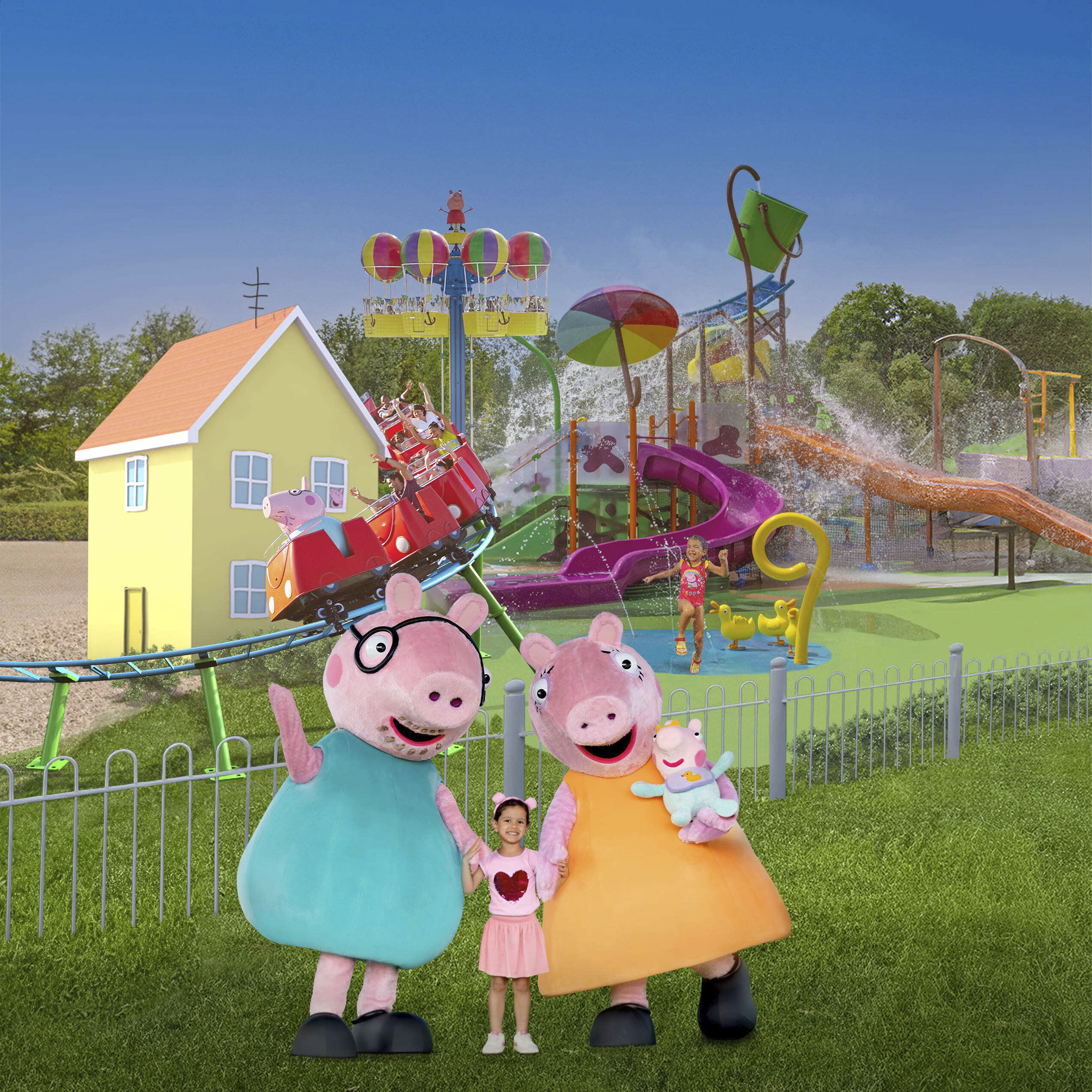 Ein farbenfrohes Außengelände des Peppa Pig Lands. Im Vordergrund posiert ein kleines Mädchen glücklich zwischen den lebensgroßen Maskottchen von Mama Wutz und Papa Wutz auf einer grünen Rasenfläche. Im Hintergrund sind verschiedene Attraktionen zu sehen: Peppas gelbes Haus, eine kleine Achterbahn, ein Ballon-Fahrgeschäft und ein Wasserspielplatz mit Rutschen und großen Wassereimern unter strahlend blauem Himmel.