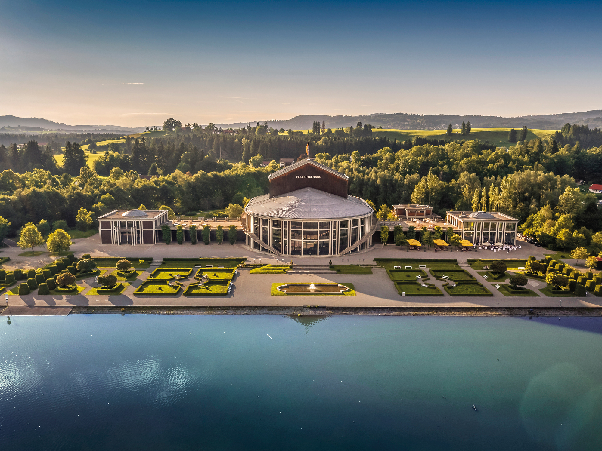 Luftaufnahme des Festspielhauses Neuschwanstein in Füssen