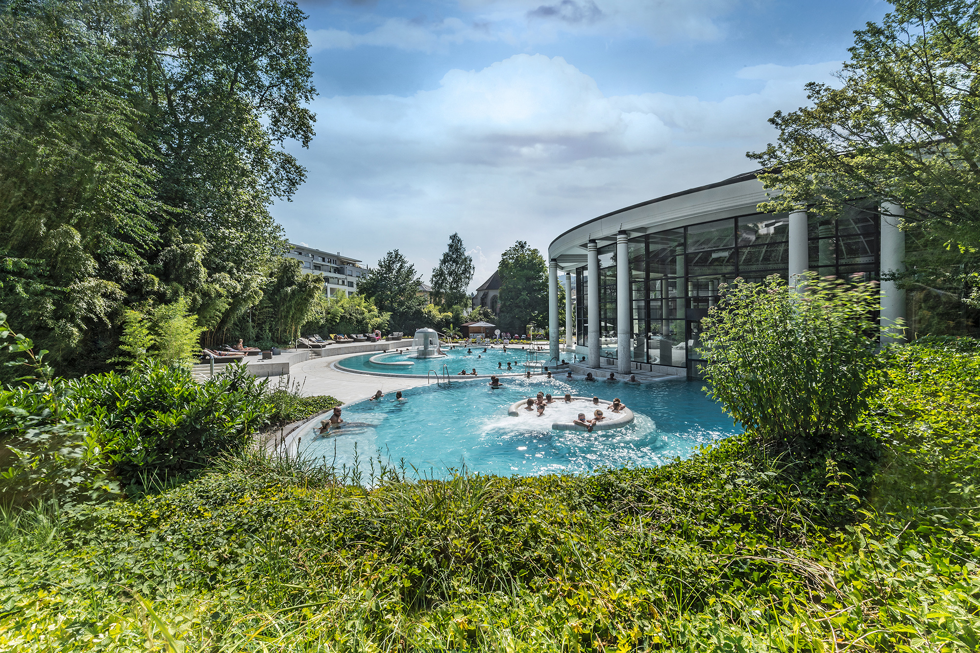 Großzügiges Außenbecken der Caracalla Therme mit sprudelndem Thermalwasser.