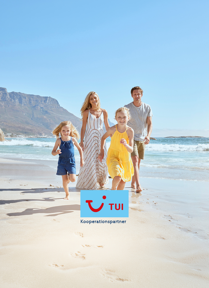 Vierköpfige Familie läuft am Sandstrand entlang. TUI Logo „Kooperationspartner“.