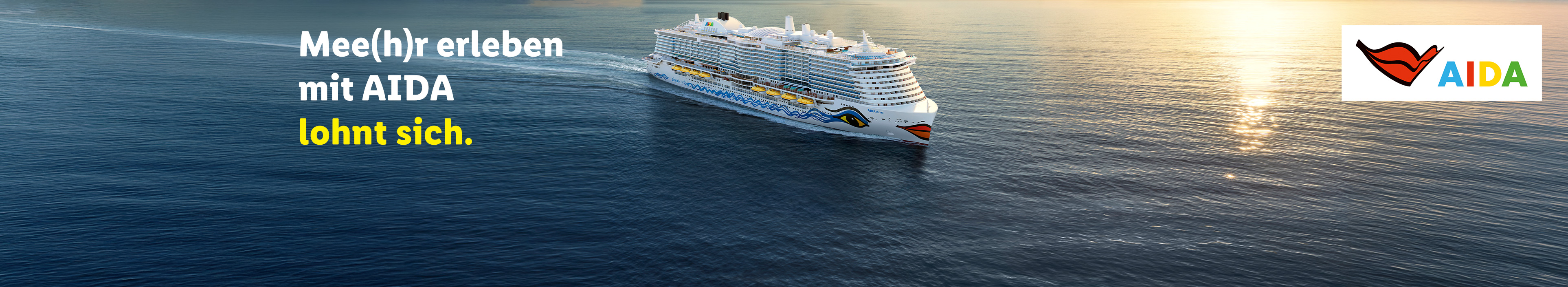Titelbild für AIDA Angebote von Lidl Reisen & Experiences: Zu sehen ist ein AIDA Kreuzfahrtschiff auf dem Meer und im Hintergrund die Dämmerung am Abend.
