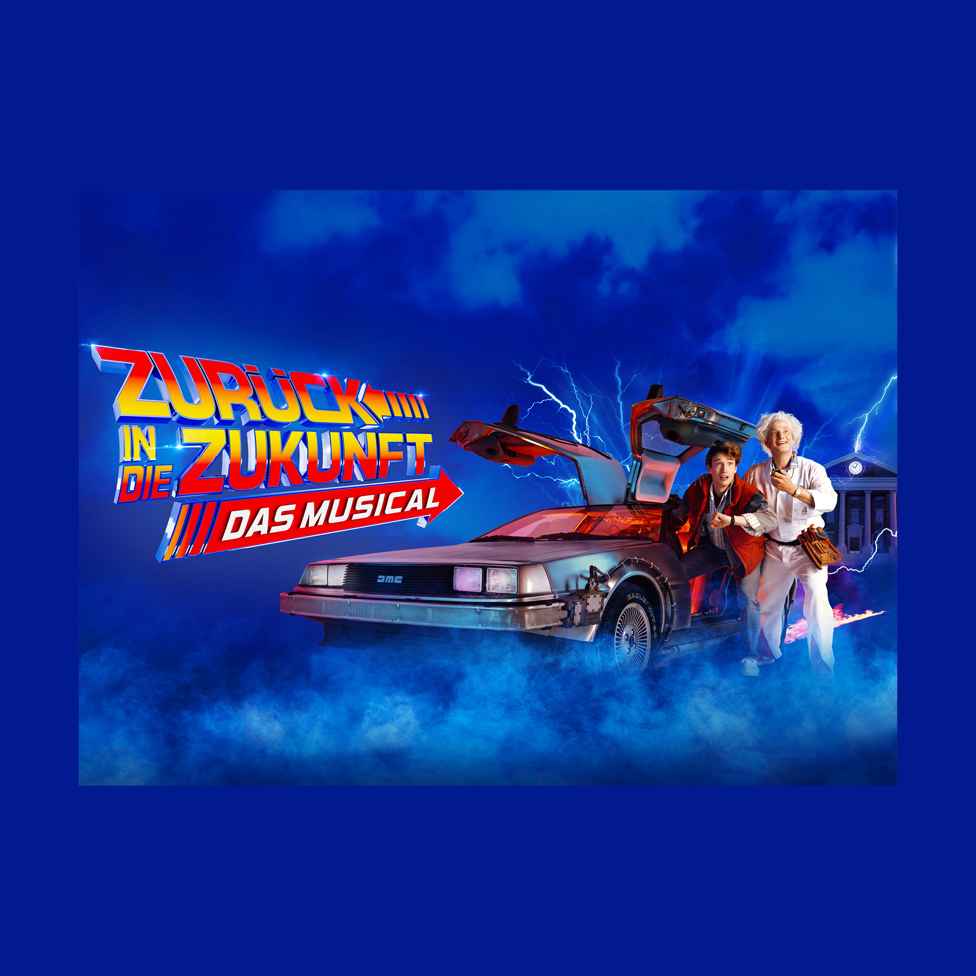 Ein farbenfrohes Werbebanner für das Musical „Zurück in die Zukunft“. Im Vordergrund steht der berühmte DeLorean mit geöffneten Flügeltüren, aus dem dichter blauer Nebel quillt. Daneben stehen die Charaktere Marty McFly und Doc Brown in dynamischen Posen. Im Hintergrund schlägt ein gewaltiger Blitz in das Rathaus von Hill Valley ein. Das Logo des Musicals prangt prominent auf der linken Seite.