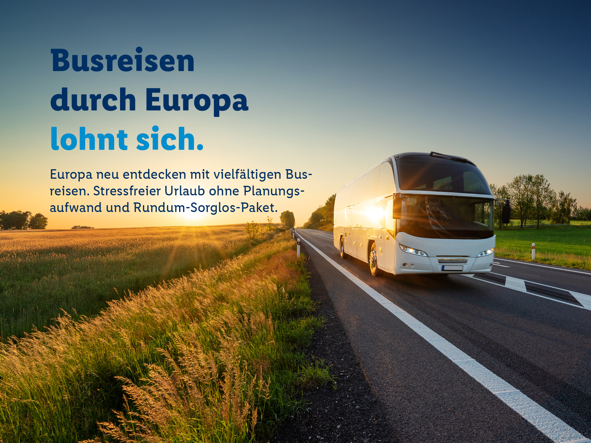 Busreisen Hero-Bild von Lidl Reisen & Experiences: Ein Reisebus auf einer Landstraße, im Hintergrund ist ein Sonnenuntergang zu sehen. 