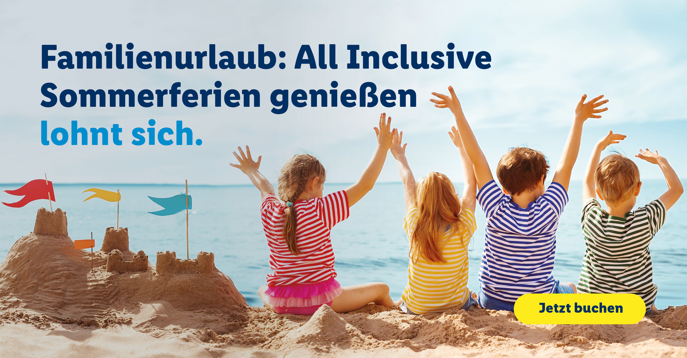 Familienferien All Inclusive: Kinder am Strand spielen und bauen eine Sandburg. Beim Klick auf den Banner wird auf die All Inclusive Familienprodukte von Lidl Reisen verlinkt.
