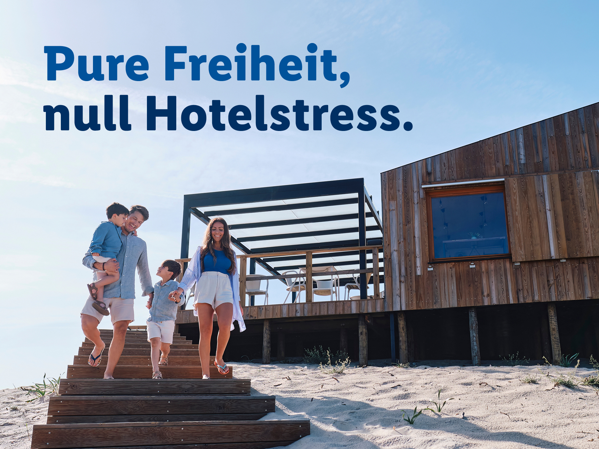 Eine Familie läuft die Treppen von einem Strandhaus aus herunter. Auf dem Bild steht: Pure Freiheit, null Hotelstress.