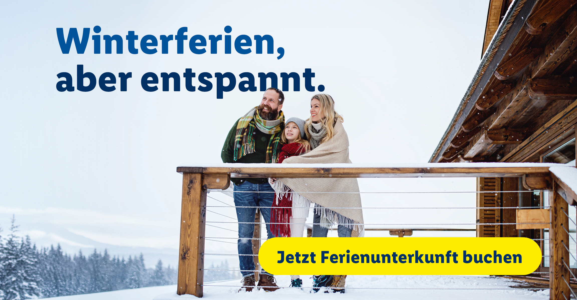 Eine Familie steht auf einer verschneiten Terrasse. Auf dem Bild steht: Winterferien aber entspannt.