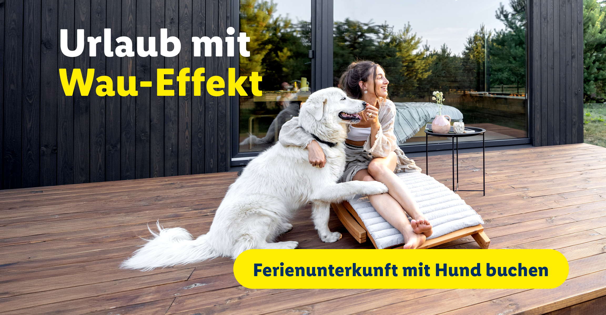 Eine Frau sitzt mit einem Hund auf einer Terrasse. Auf dem Bild steht: Urlaub mit Wau-Effekt.