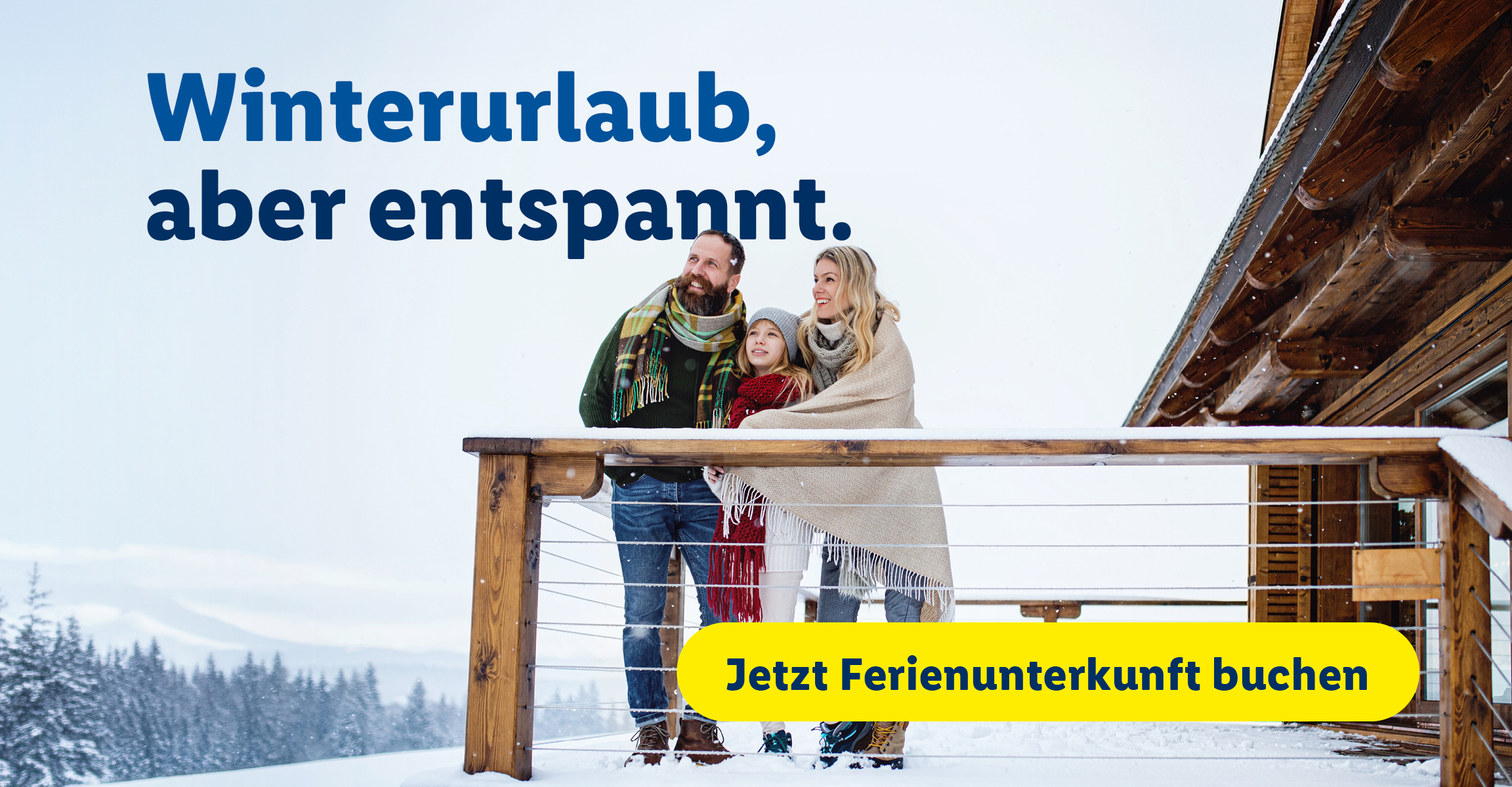 Eine Familie steht auf einer verschneiten Terrasse. Auf dem Bild steht: Winterurlaub aber entspannt.