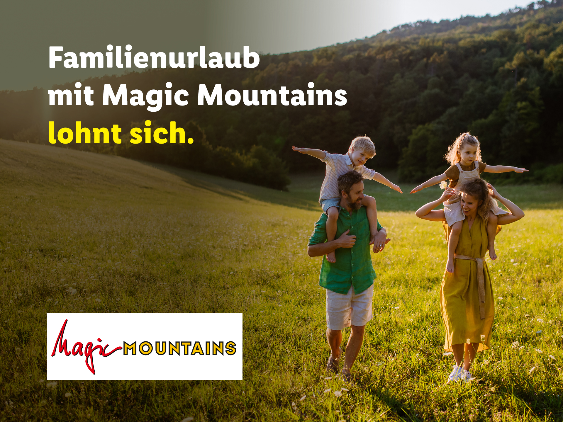 Familienurlaub mit Magic Mountains lohnt sich. Ein Vater ein Kind und eine Mutter rennen lachend und handhaltend über eine grüne Wiese. Im Hintergrund ist ein Sonnenuntergang zu sehen.