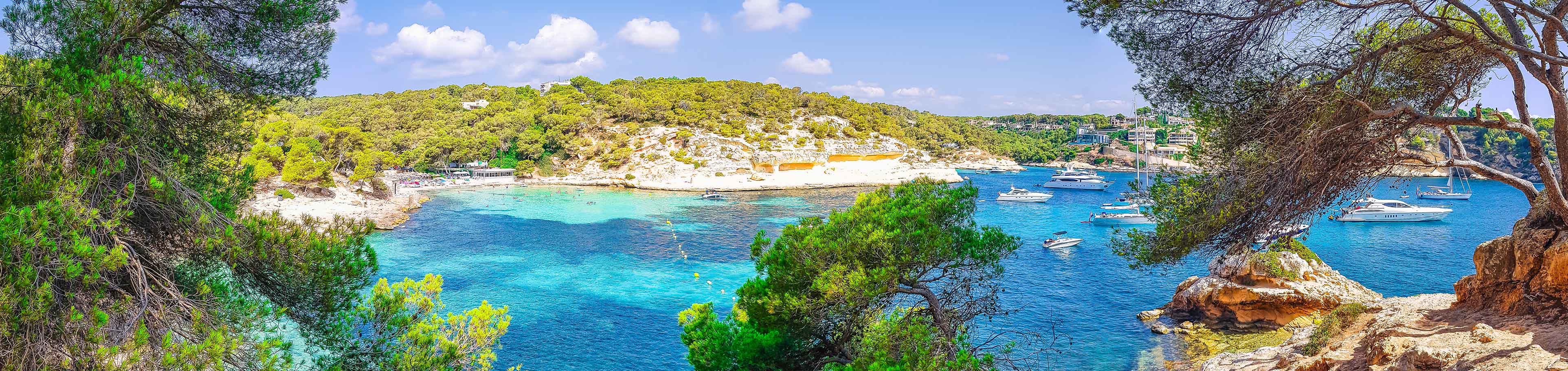 Paradise Beach auf Mallorca mit türkisblauem Wasser an einem sonnigen Tag. 