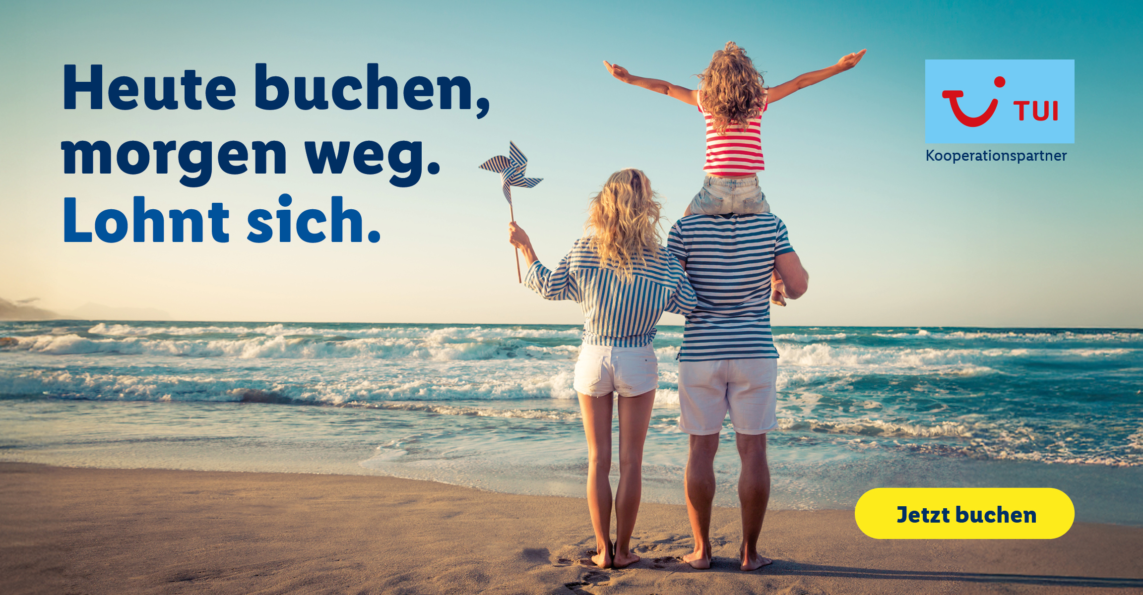 Werbebanner mit dem Text „Heute buchen, morgen weg. Lohnt sich.“. Das Bild zeigt lachende Kinder und Jugendliche, die mit bunten Schwimmreifen und einem aufblasbaren Flamingo in einen Pool springen. Eine gelbe Raute trägt die Aufschrift „Last Minute Urlaub!“. Unten rechts befindet sich ein gelber Button mit dem Text „Jetzt buchen“.