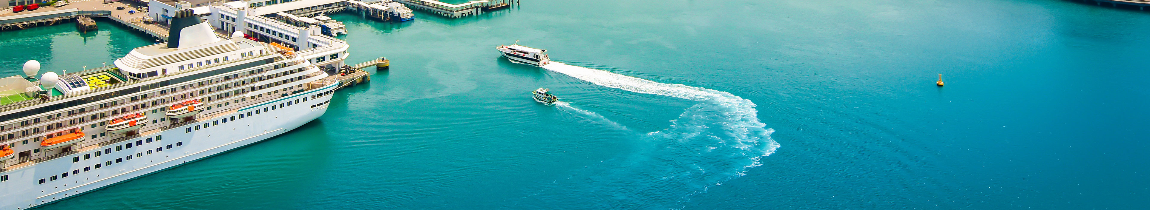 Panorama-Hafenlandschaft von Singapur. Kreuzfahrtschiff im Hafen.
