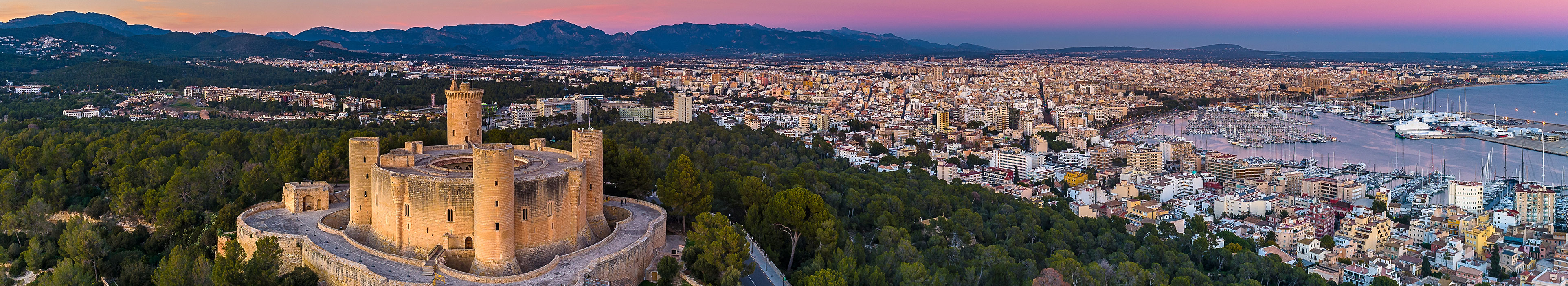 Burg in Palma de Mallorca während der Dämmerung