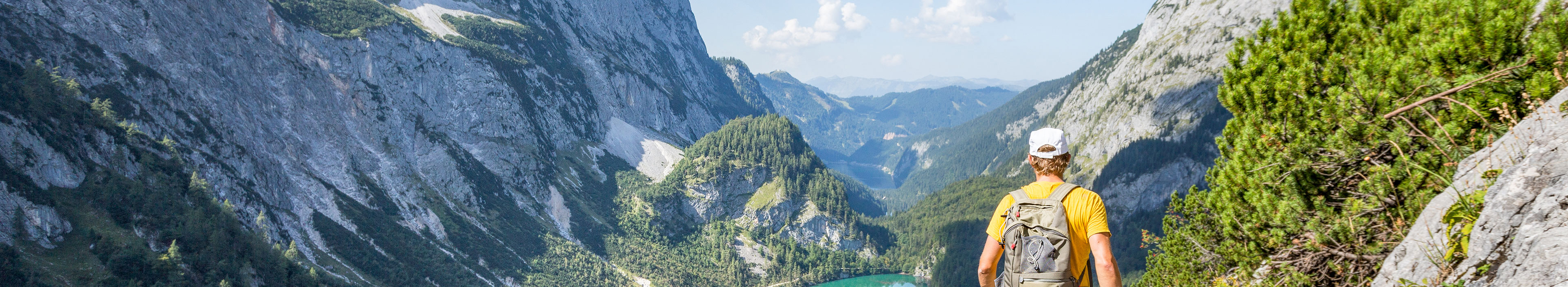 Ein Mann während eines Wanderurlaubs in Österreich