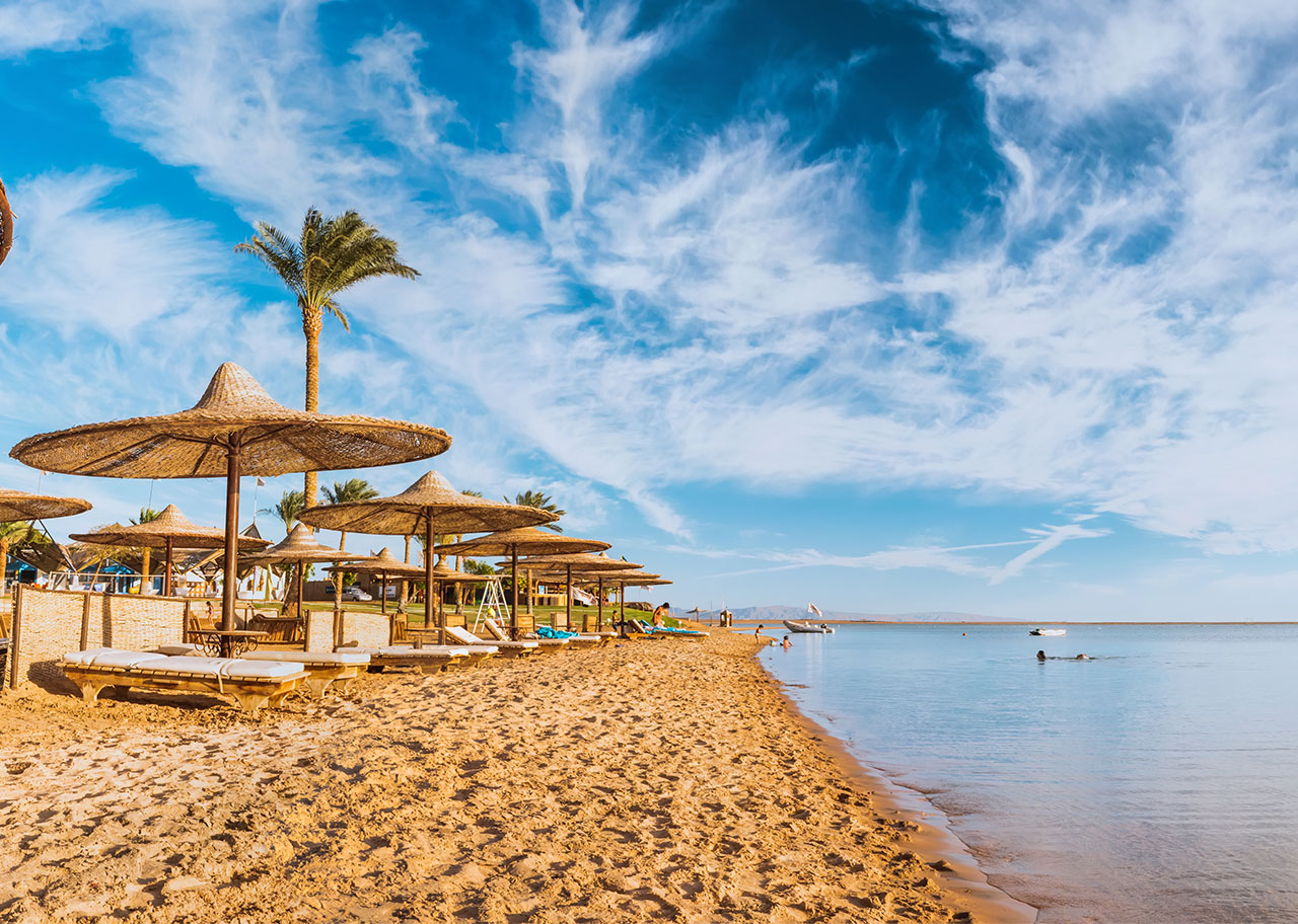 Sandstrand mit Sonnenschirmen in Ägypten