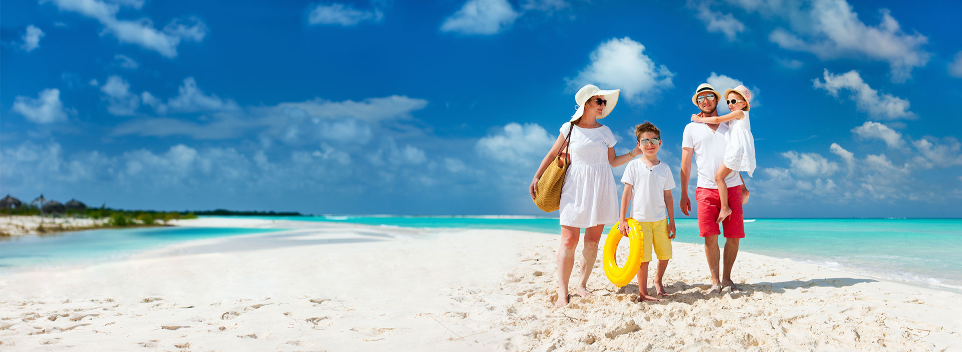 Eine Familie am Strand.