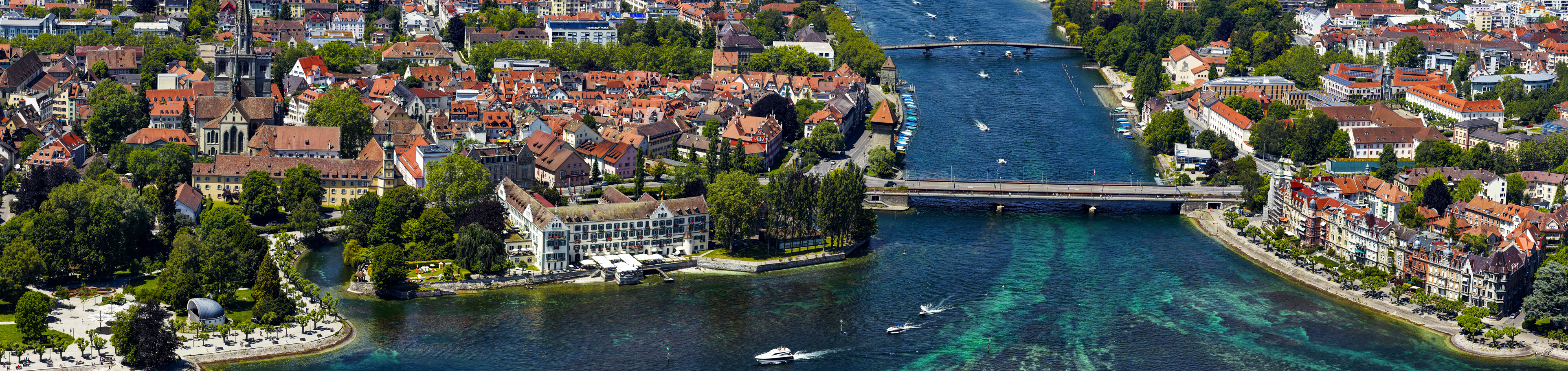 Die Mündung des Flusses in Konstanz in den Bodensee aus der Vogelperspektive.