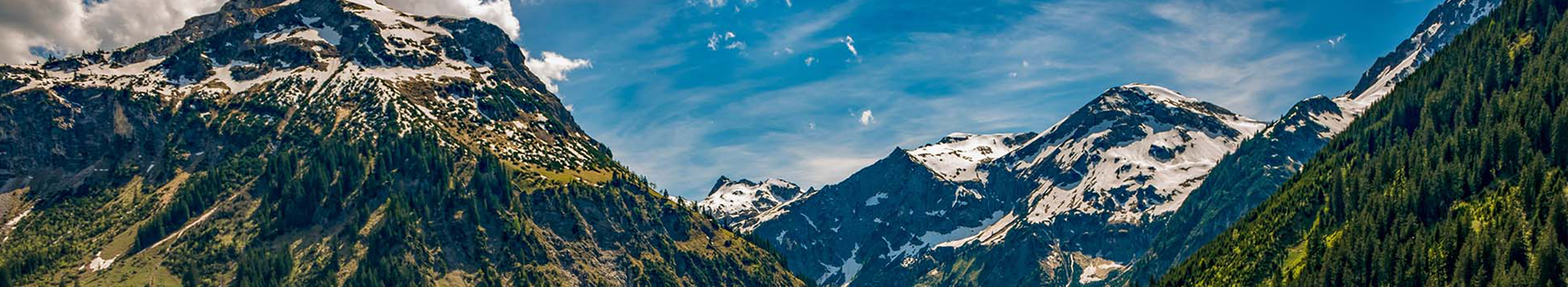 Blick auf Berge und See in Österreich