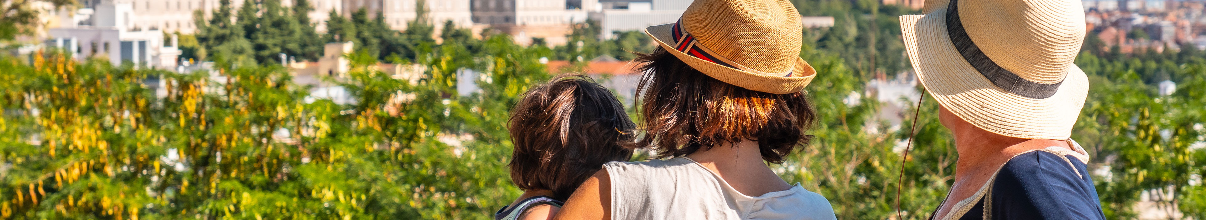 Eine Familie mit Blick auf die Kathedrale Santa Maria la Real de la Almudena und den Königspalast in der spanischen Hauptstadt Madrid