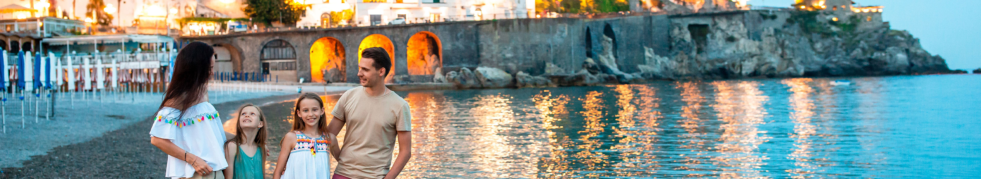 Vater, Mutter und zwei Kinder in Italien während eines Familienurlaubs.