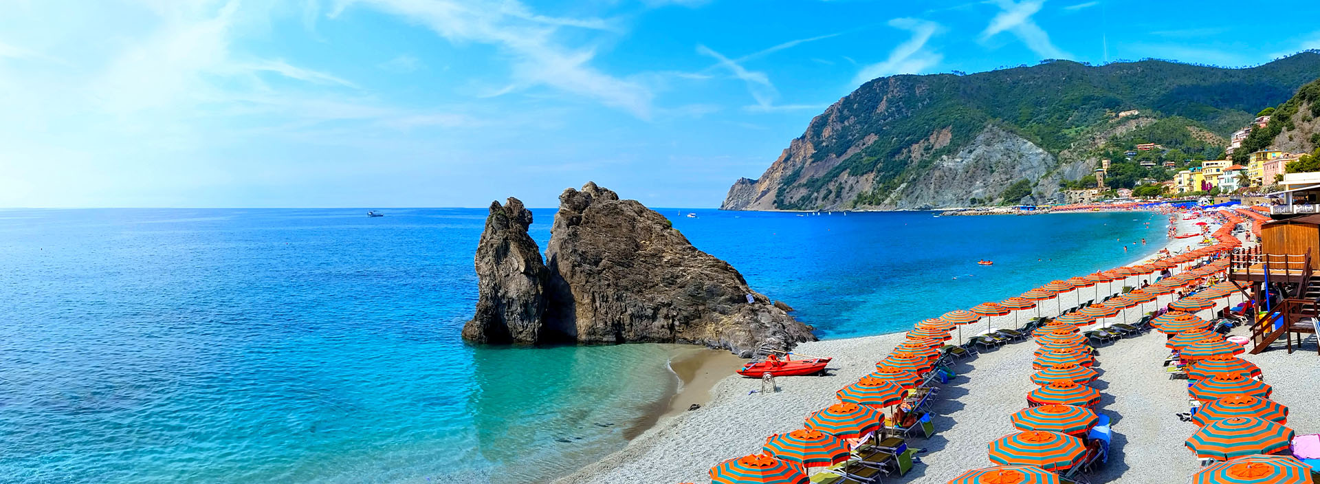Strand mit Sonnenschirmen in Italien.