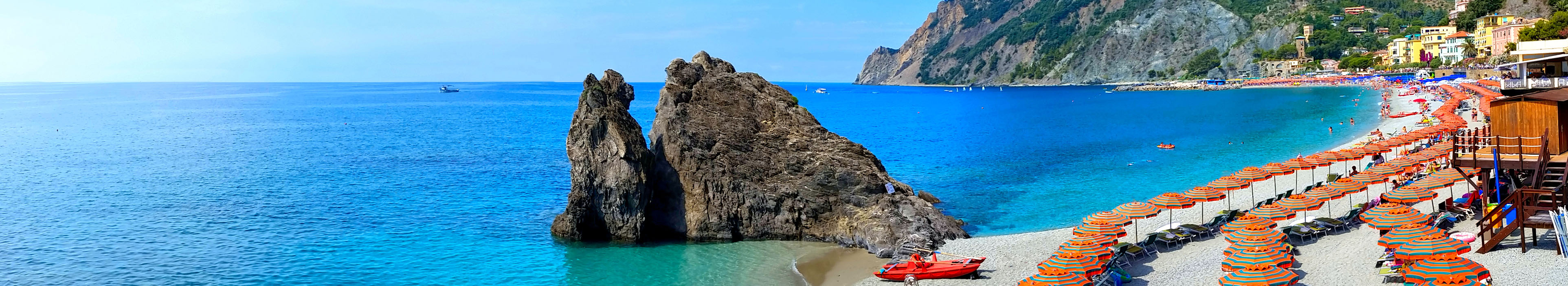 Strand mit Sonnenschirmen in Italien.