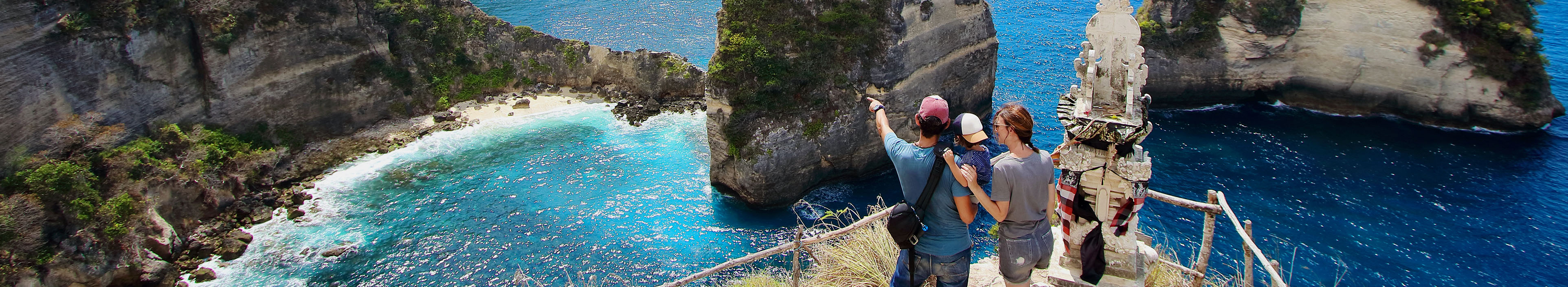 Familie auf einem Hügel mit Blick auf das Meer auf Bali