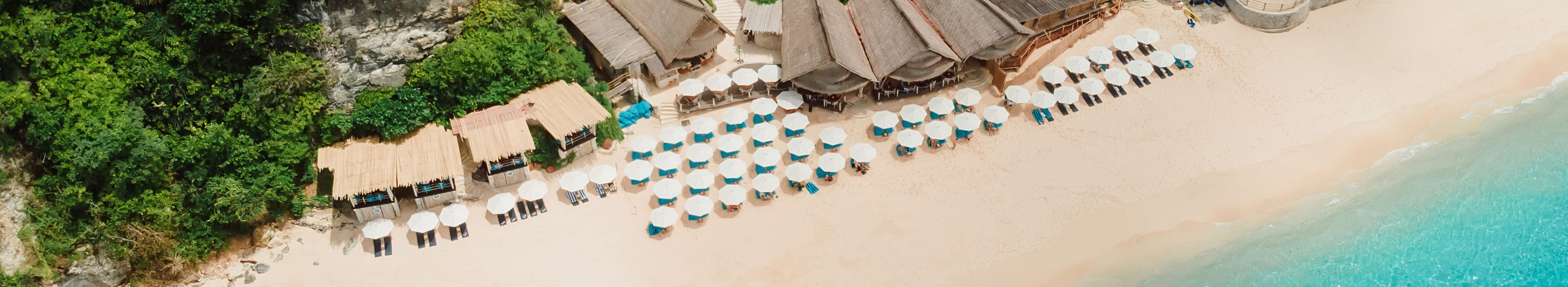 Sandstrand an einem Hotel auf Bali