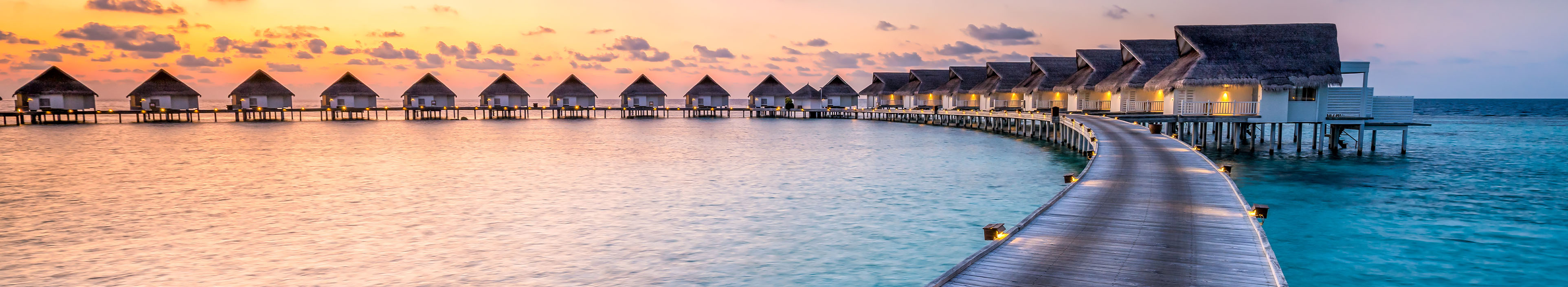 Hotel auf den Malediven mit Wasservillas.