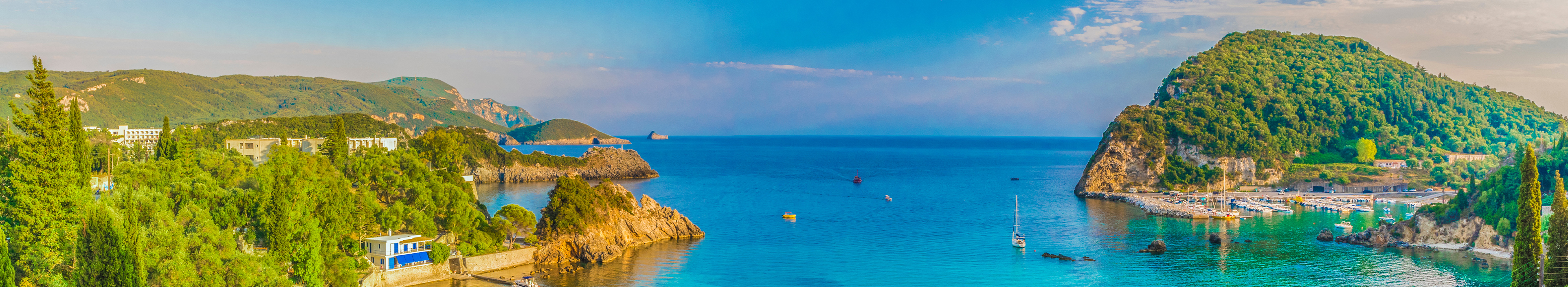 Panoramablick auf die Lagunenbucht von Paleokastritsa auf der Insel Korfu, Griechenland