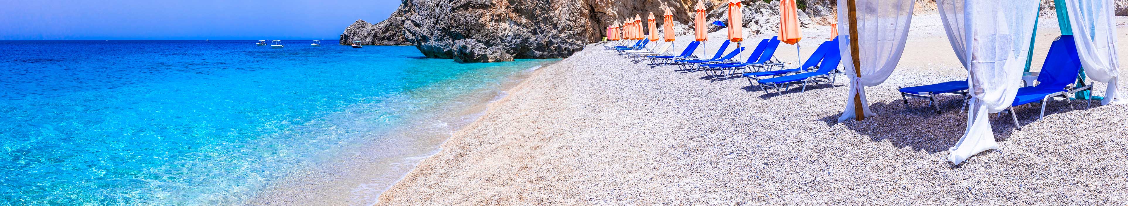 Der paradiesische Strand von Stellaris mit kristallklarem, türkisfarbenem Meer ist nur mit einem Boot von Paleokastritsa aus zu erreichen.