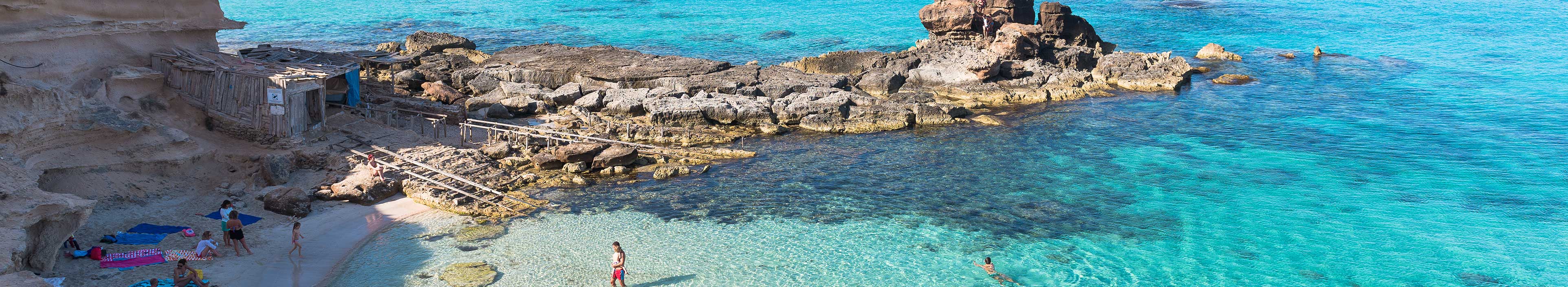 Bucht auf Formentera, Badegäste am Strand. 