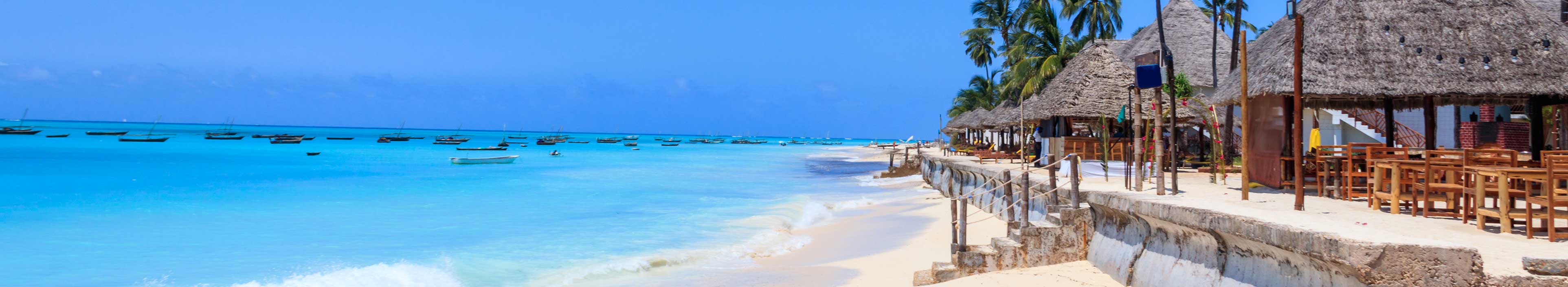 Blick auf den tropischen Sandstrand von Nungwi auf Sansibar, Tansania