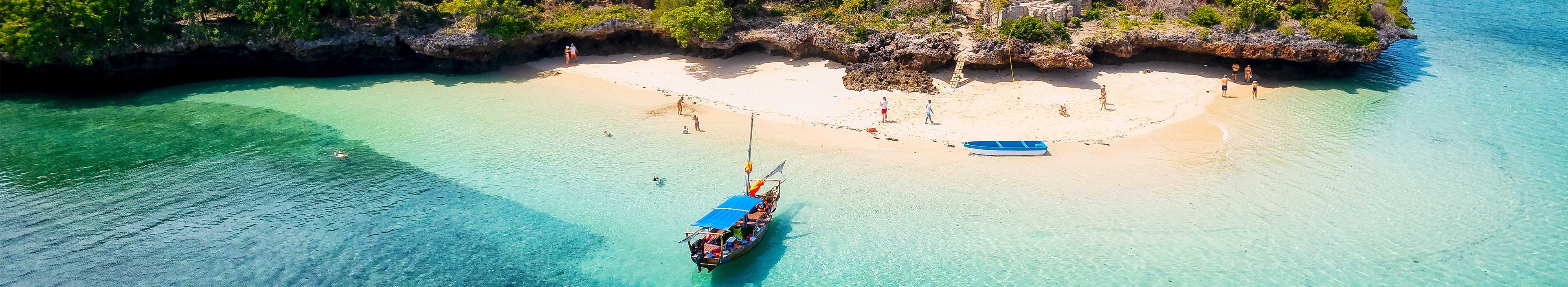 Der Blick aus der Vogelperspektive auf die Küste der Insel Sansibar mit ihren unberührten Stränden und dem türkisblauen Wasser ist ein wahrer Augenschmaus.