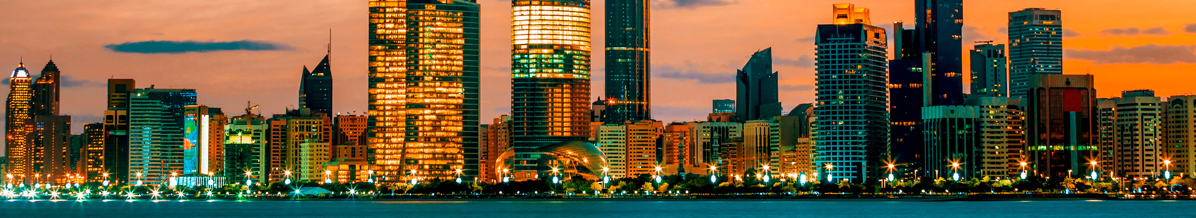 Blick auf die Skyline von Abu Dhabi bei Sonnenuntergang