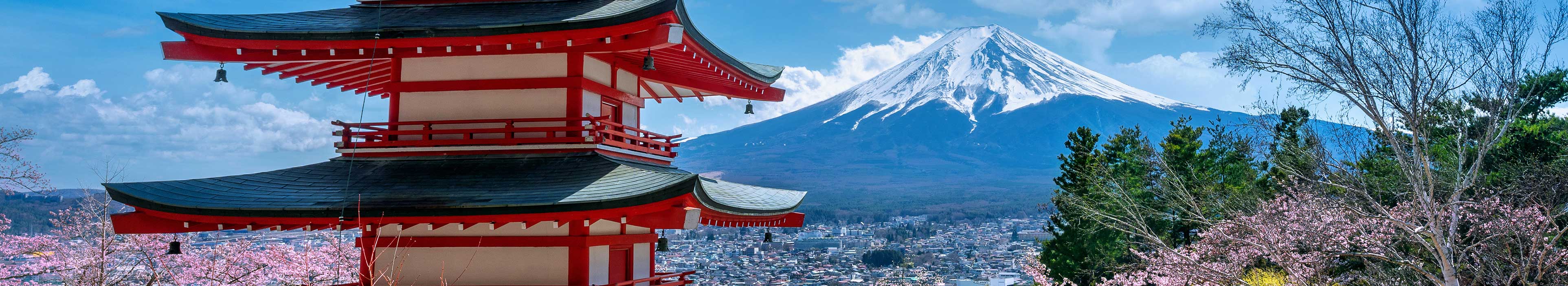 Kirschblüten im Frühling, die Chureito-Pagode und der Berg Fuji in Japan.