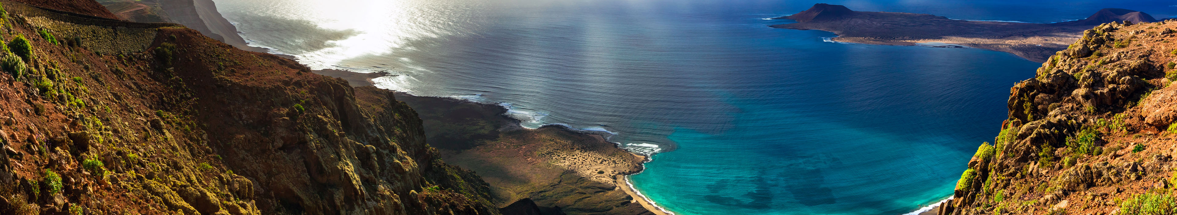 Küste auf Lanzarote mit dem Blick über das Meer